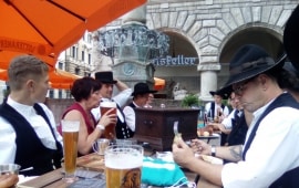 Junggesellen, Altgesellen und Ausbilder beim zünftigen Feiern