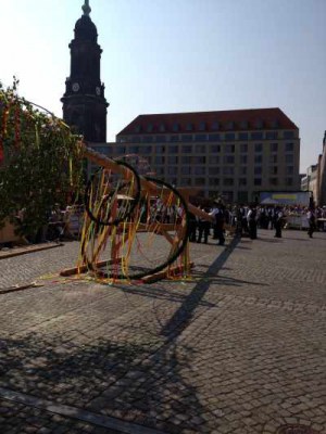 Maibaumsetzen auf dem Dresdner Altmarkt 2014<br>(c) Ralf Wargel