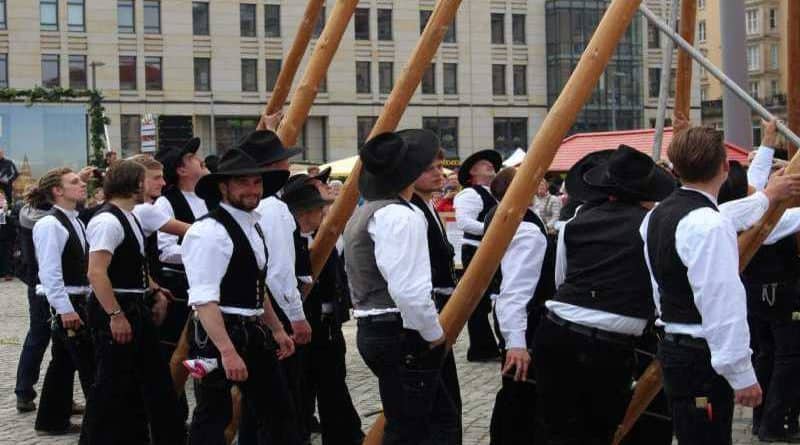 Zimmerer beim Maibaumsetzen