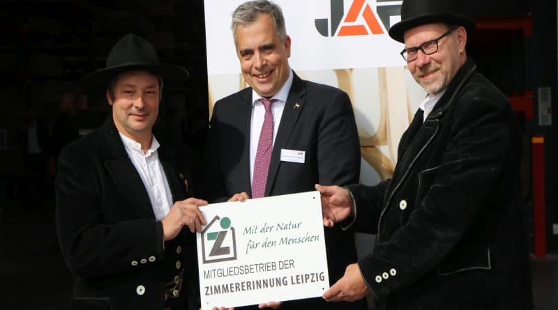 Übereichung der Plakette an den Geschäftsführer von JAF-Imholz Leipzig