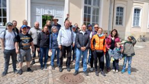 Innungsmitglieder vor Schloss Hubertusburg