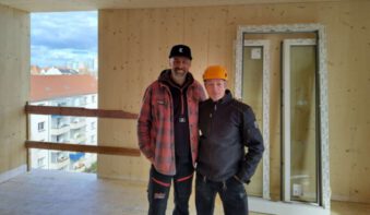 Zimmerermeister Hirmer und Innungsobermeister Schmidt im Rohbau des Massivholzhauses